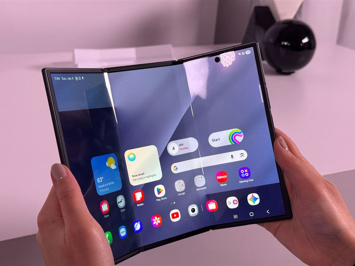 Illustration af Samsung tri-fold brugt som tablet og arbejdsenhed