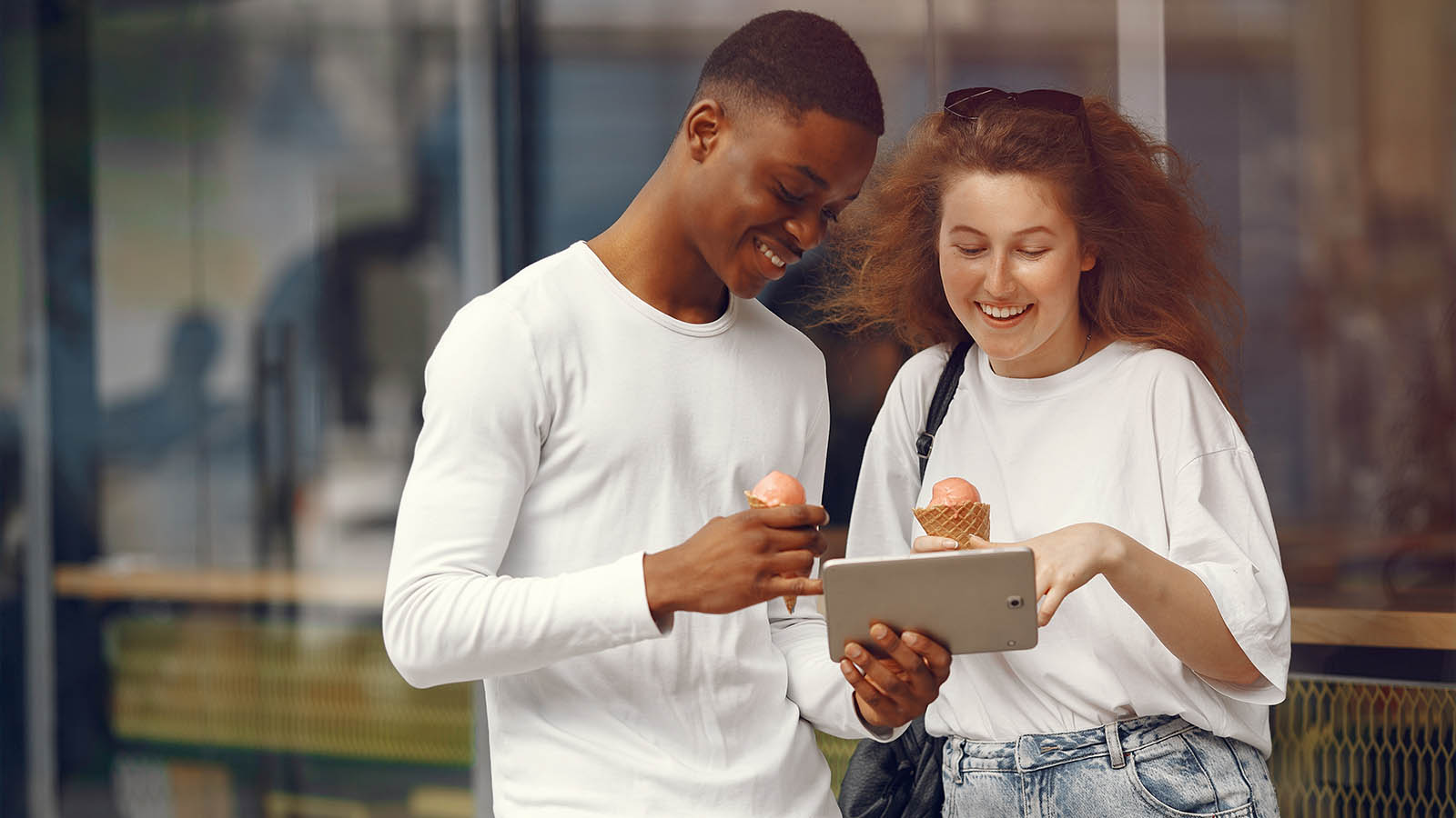 Person bruger Android-tablet til streaming og arbejde