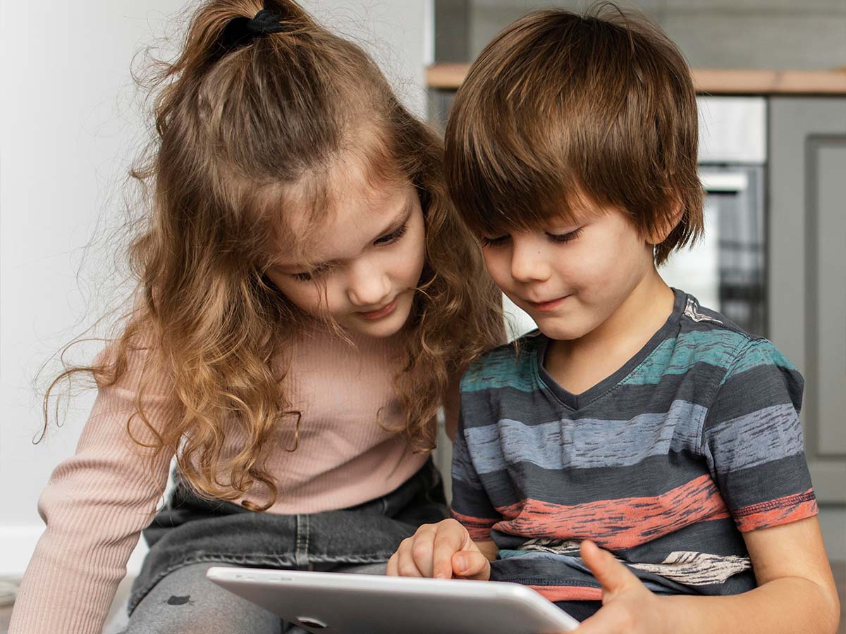 Android-tablet i brug af barn og familie i hjemmet