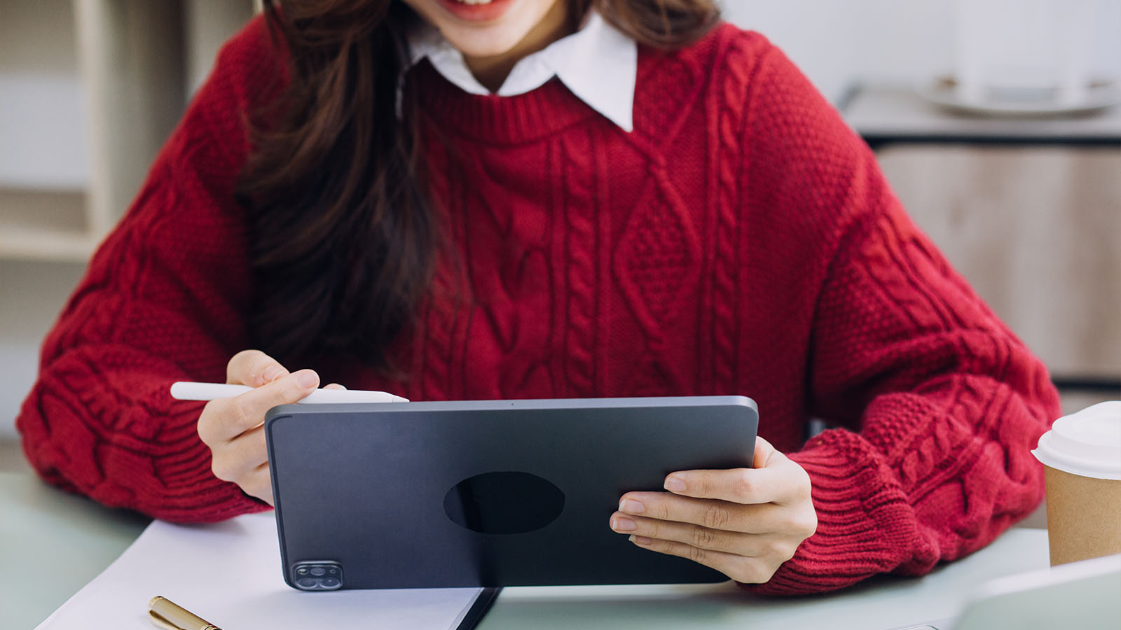 Studerende bruger Android-tablet til noter og l&aelig;sning ved skrivebord