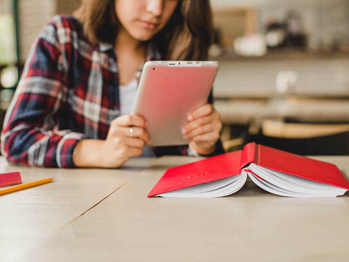 Android-tablet med studieindhold og noter i brug p&aring; bibliotek eller studieplads