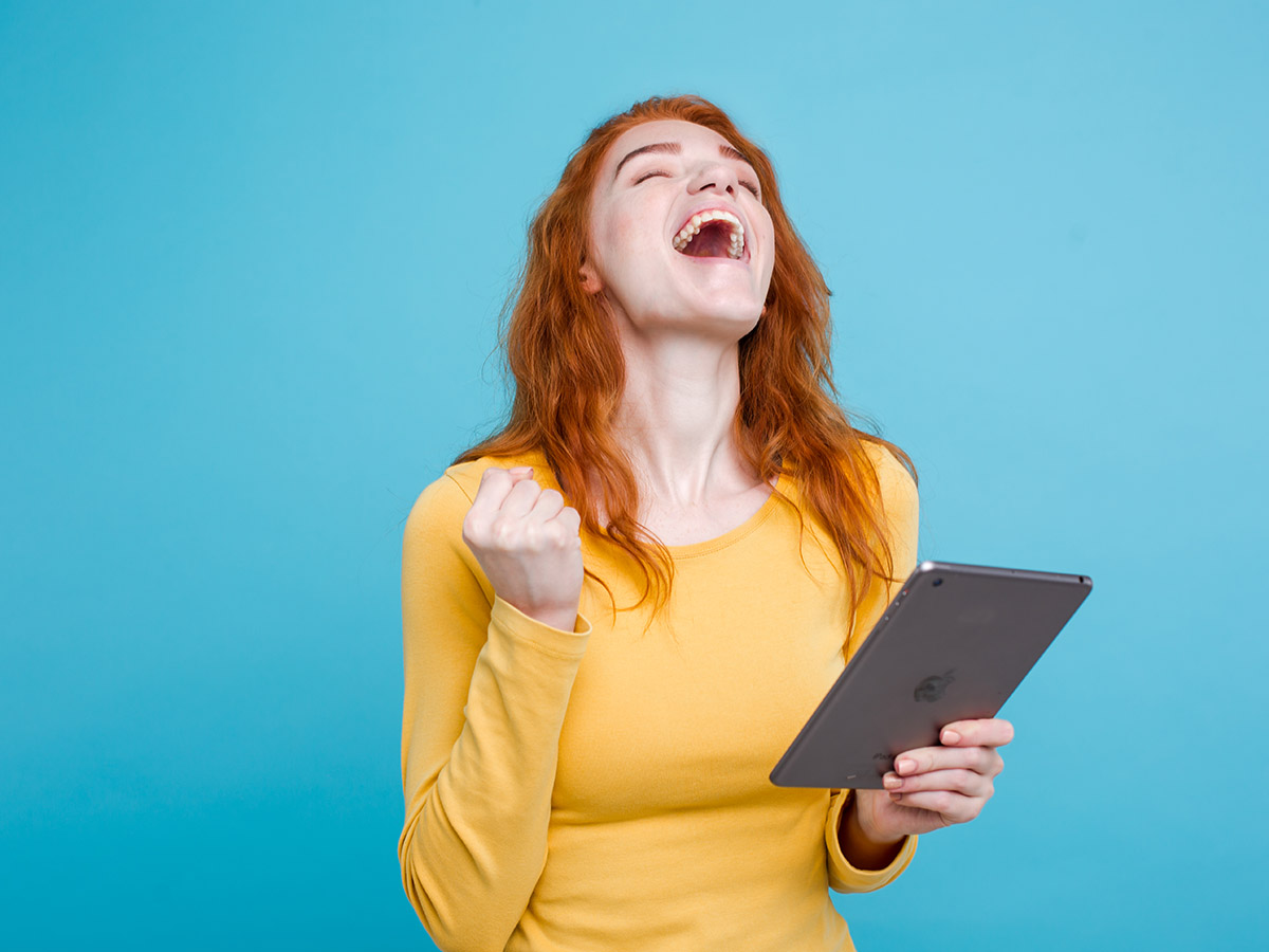 Person bruger Android-tablet til streaming og let arbejde hjemme