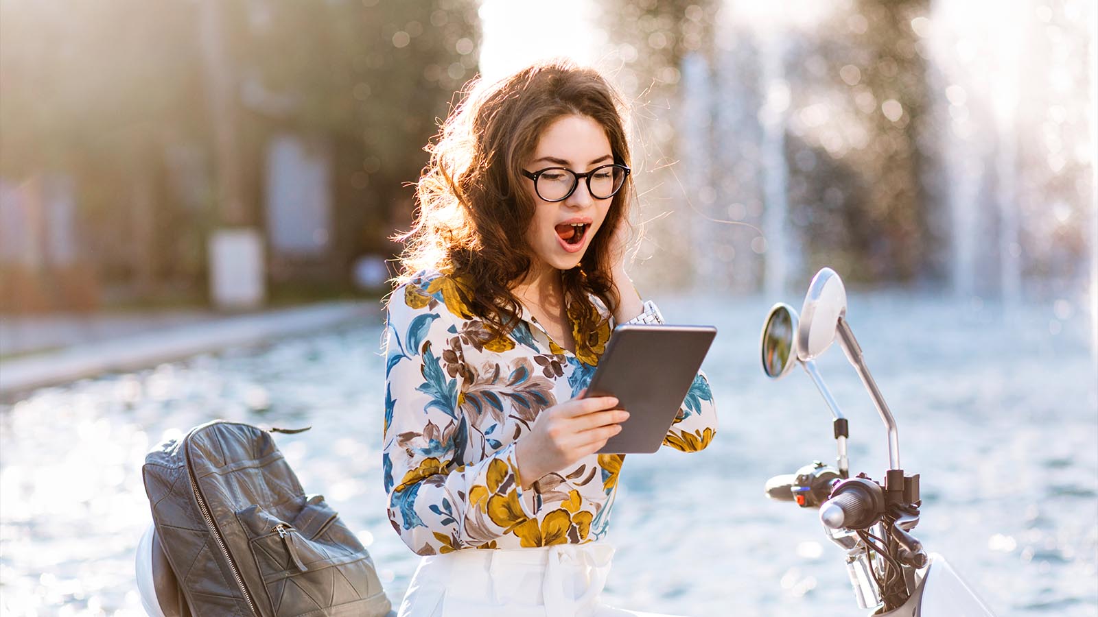 Android-tablet i brug ved skrivebord med fokus p&aring; v&aelig;rdi og hverdagsbrug