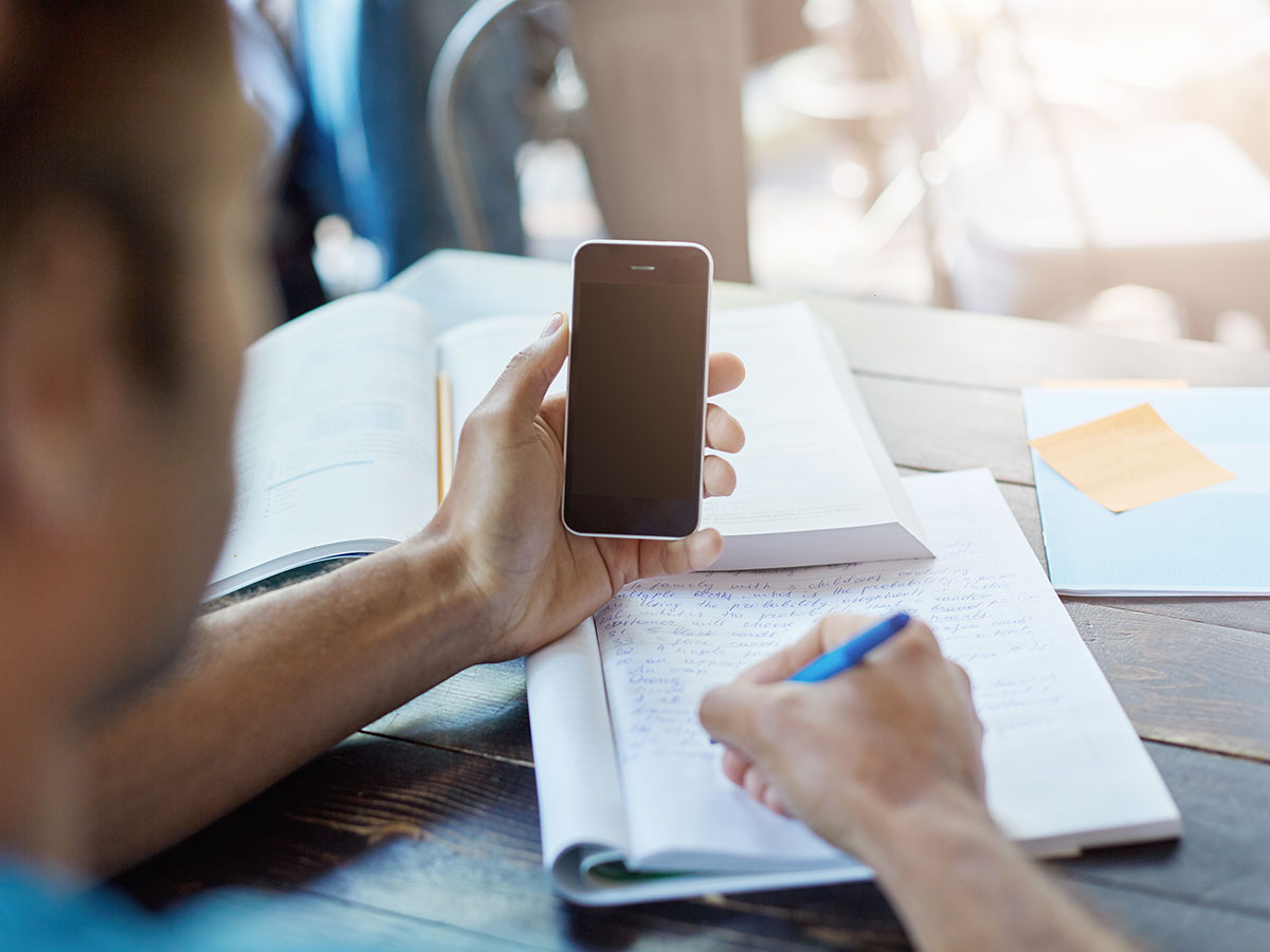 Prisvenlige smartphones vist i en købsguide-lignende opsætning med fokus på hverdagsbrug og value for money