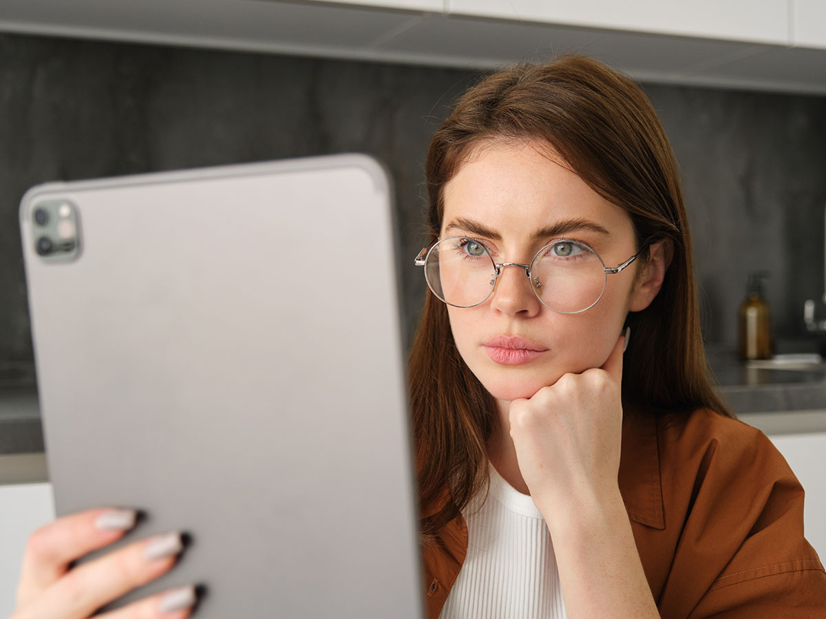 Bruger sammenligner Android-tablet i kompakt og stor st&oslash;rrelse