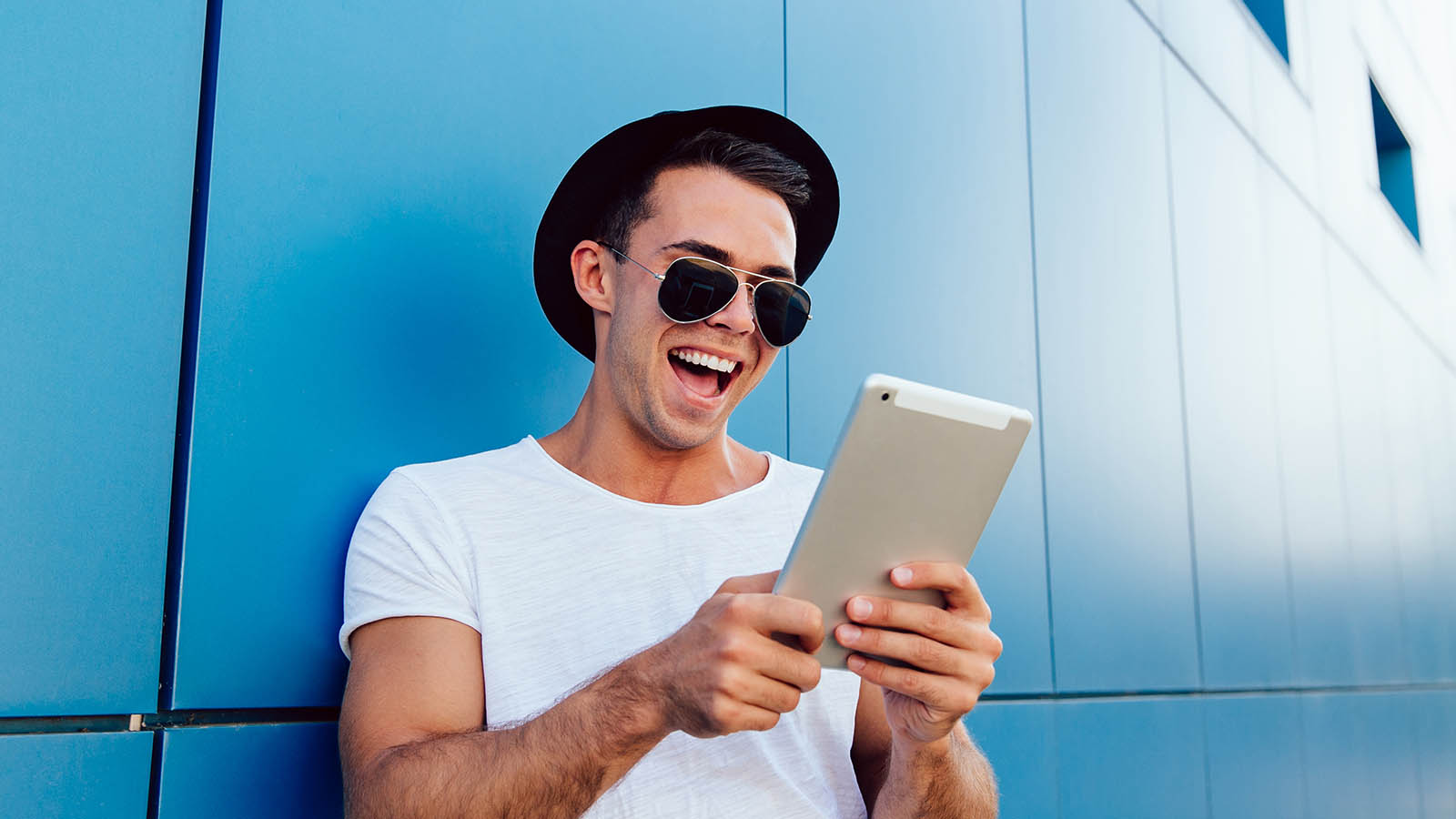 iPad guide med flere iPad-modeller i et moderne setup