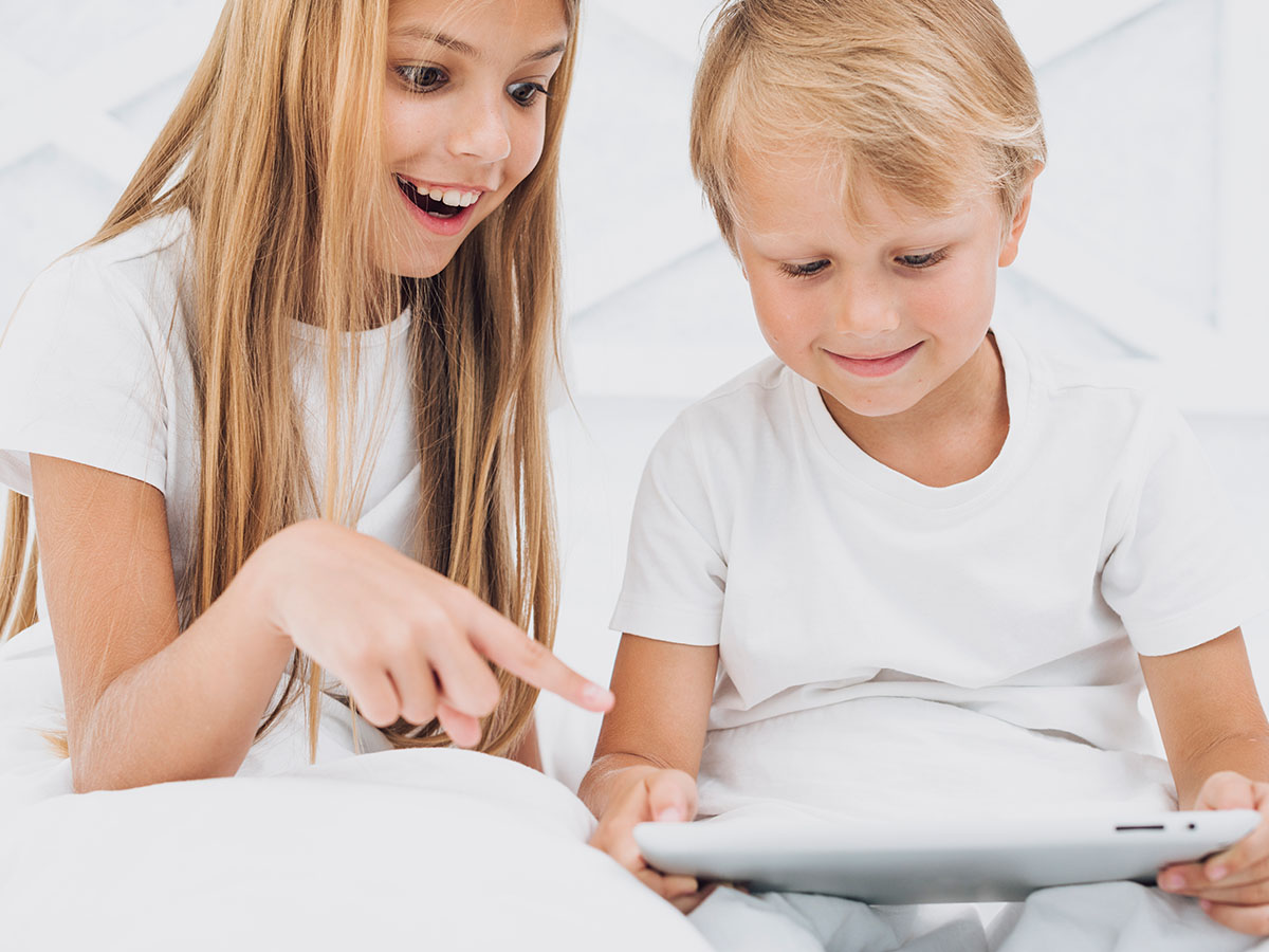 iPad brugt af barn til læring og familievenligt indhold