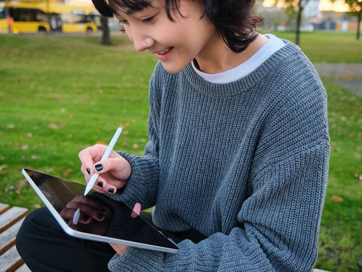 iPad til studie med tastatur, noter og dokumenter