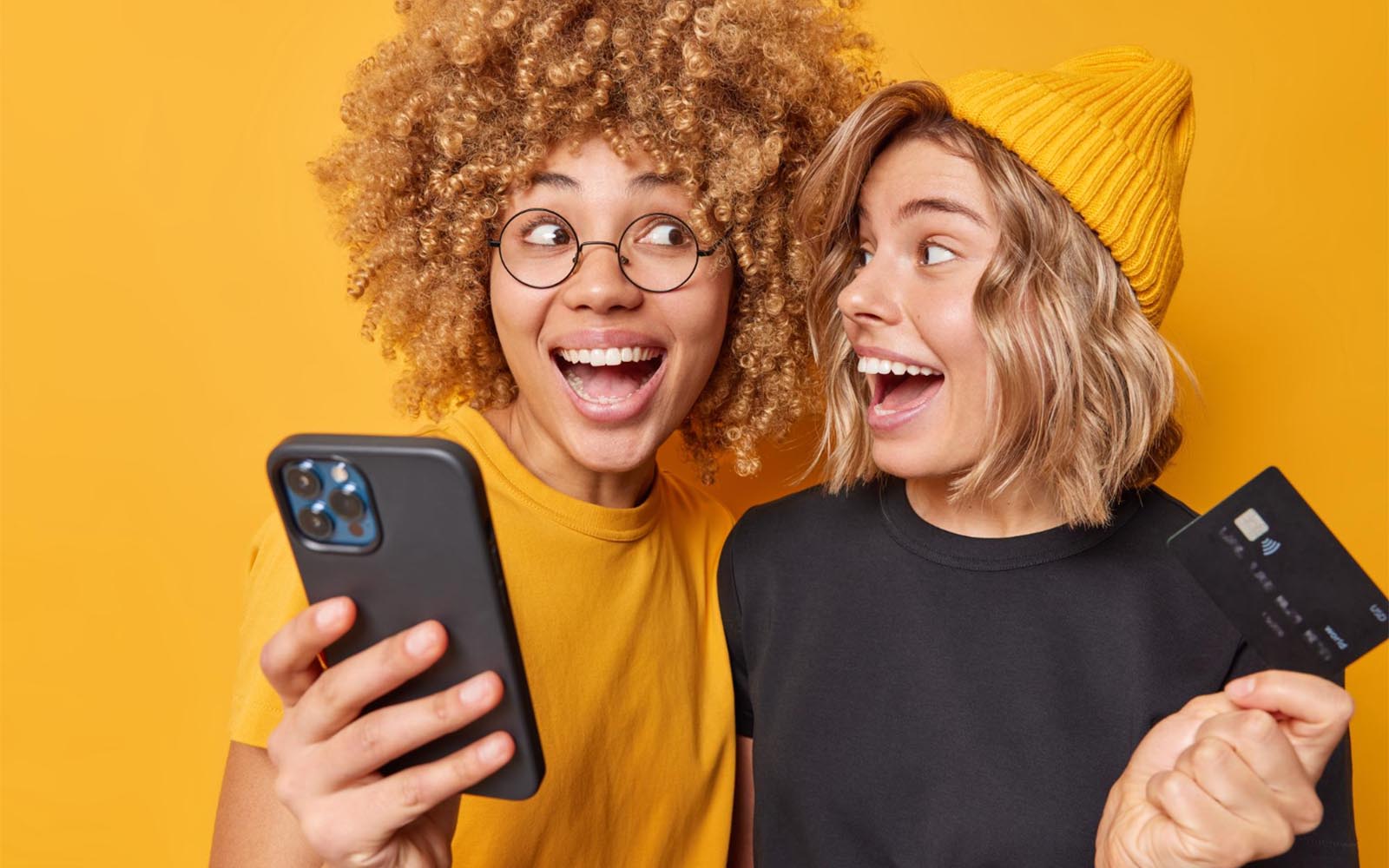 Flere nye iPhone-modeller vist side om side med fokus p&aring; pris, farver og valg af model