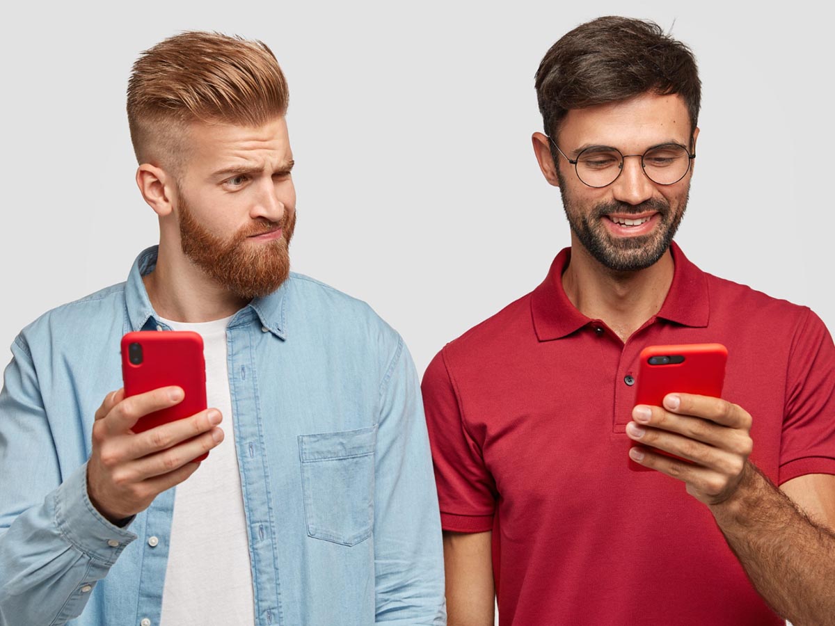 Sammenligning af forskellige iPhone-modeller med fokus p&aring; pris, kamera og batteri