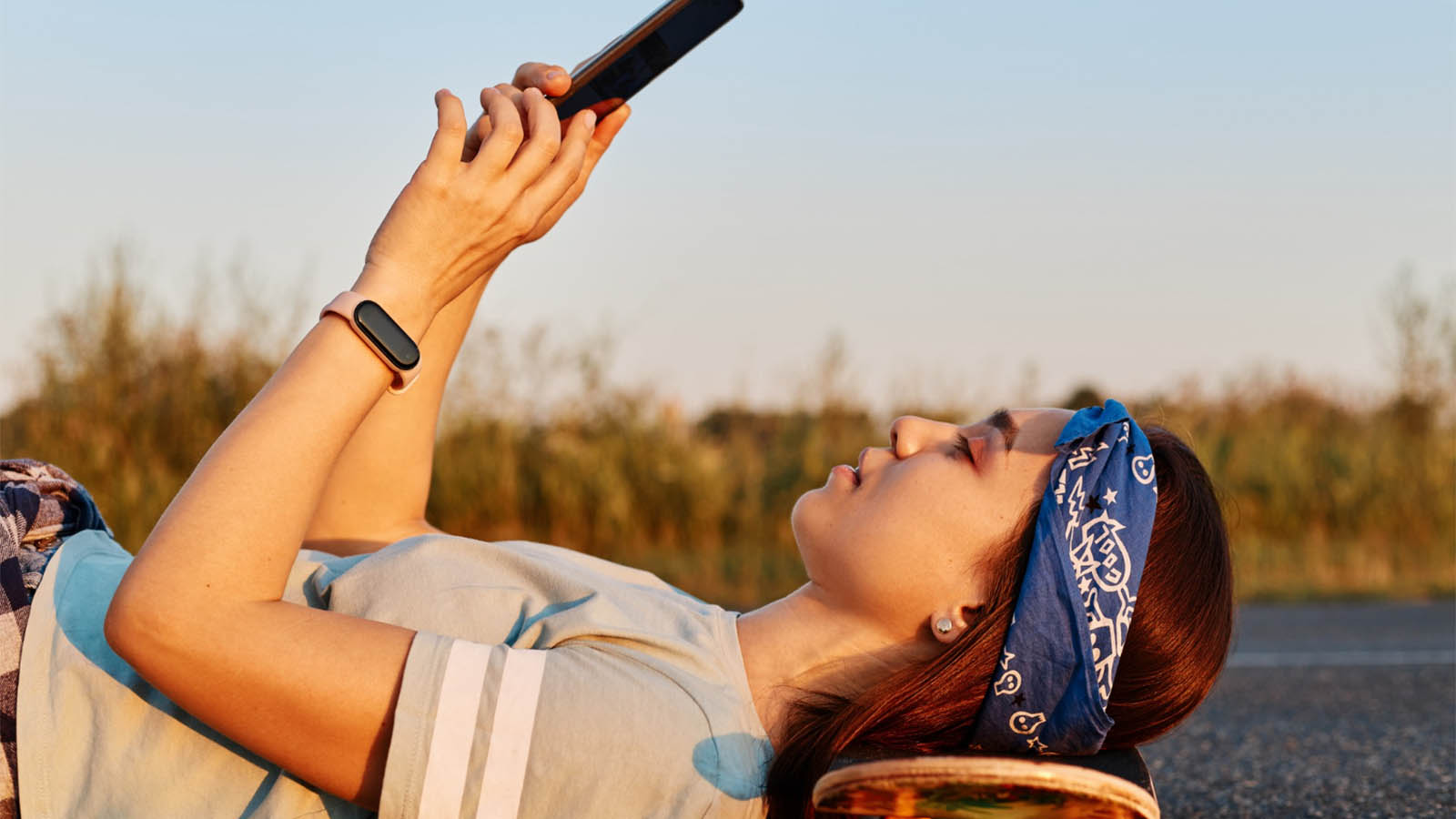 Moderne smartphones vist i et rent setup der signalerer k&oslash;b uden abonnement og frihed til selv at v&aelig;lge