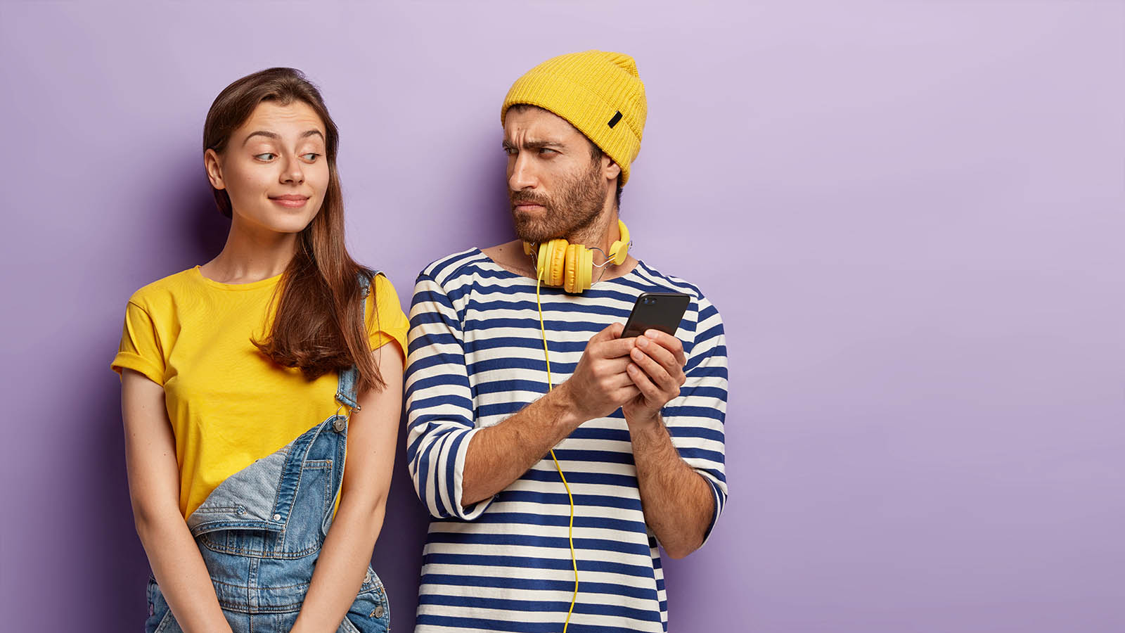 Motorola Edge og Motorola G-serien vist side om side i en moderne sammenligningshero