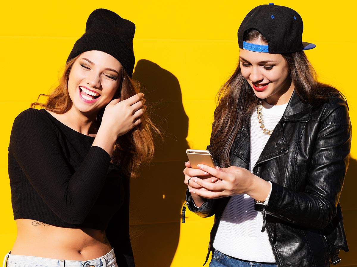 Motorola Edge i premium-vinkel med fokus p&aring; design og sk&aelig;rmoplevelse