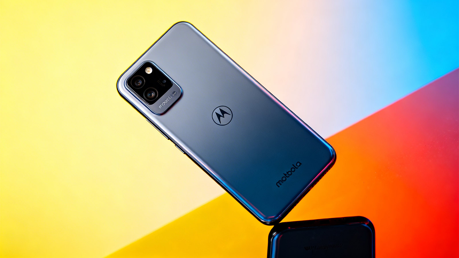 Motorola mobiler fra razr-, edge- og moto g-serien samlet i en moderne hero-komposition